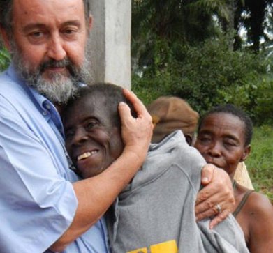 El obispo Aguirre con una de las ancianas abandonadas que atiende la diócesis
