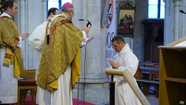 Phil Mulryne en el momento de su ordenación