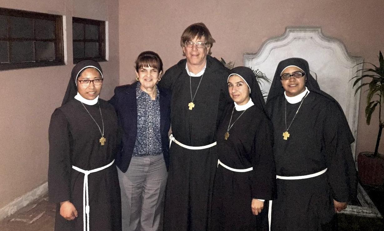 Giusela Urruela, con el Hno. Ray Schambach y hermanas de la Fraternidad de la Divina Providencia