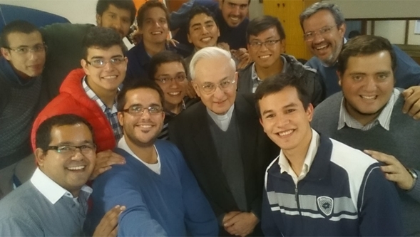 Mons. Carlos Ñañez, Arzobispo de Córdoba con un grupo de jóvenes de Emaús