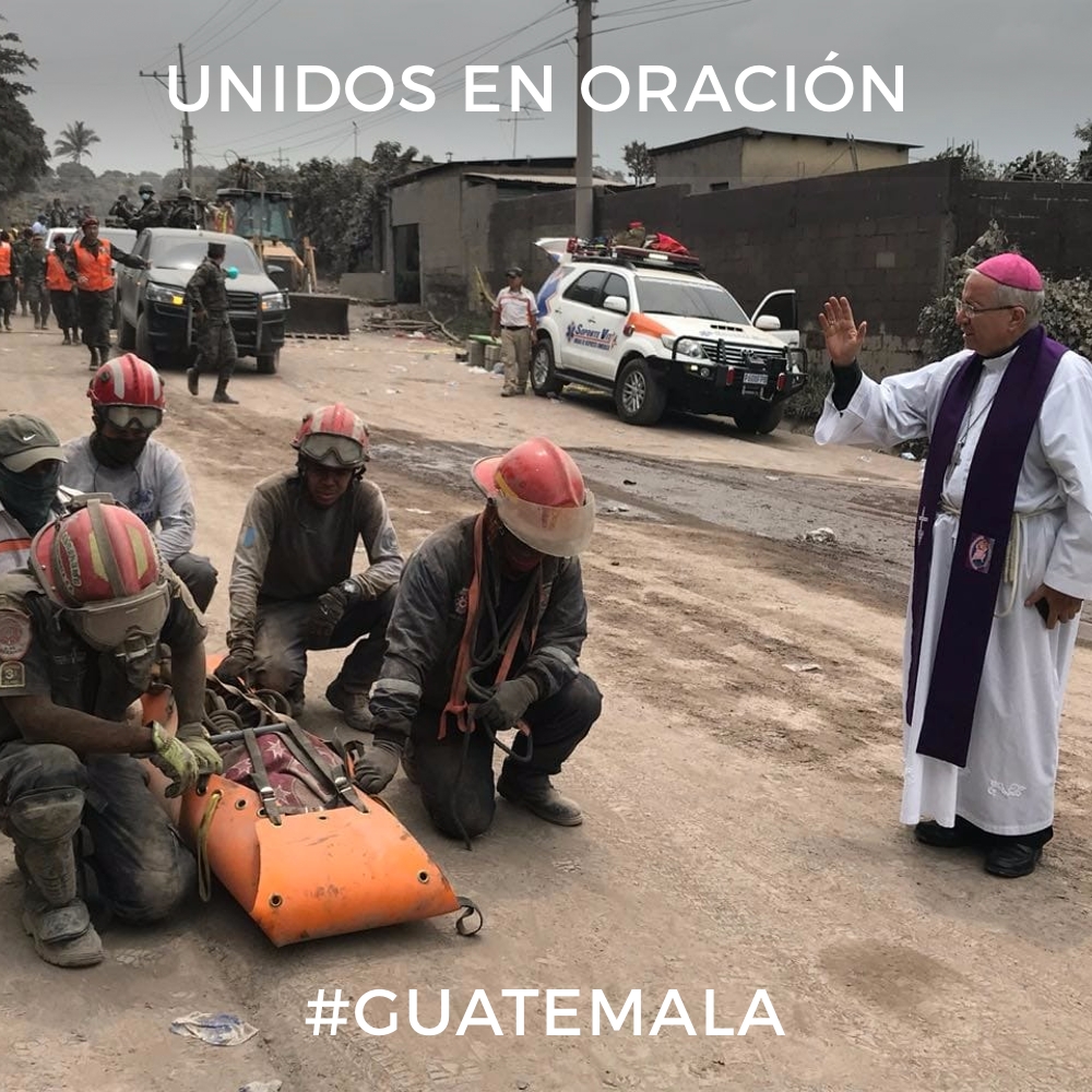En la foto Mons. Victor Hugo Palma bendiciendo a los recatistas