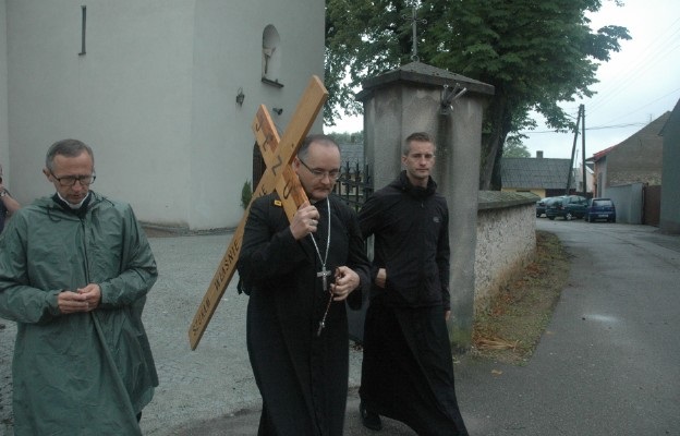 El obispo auxiliar de Czestochowa, Andrzej Przybylski, portando la cruz en peregrinación